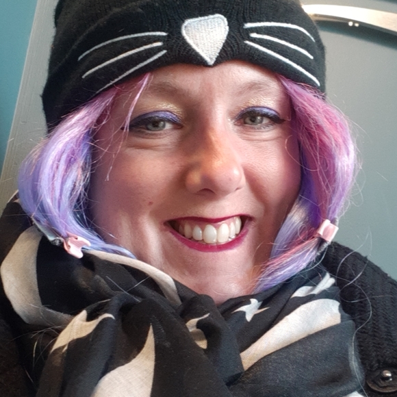 Meet your Posher, Kat - Picture 2 of 3